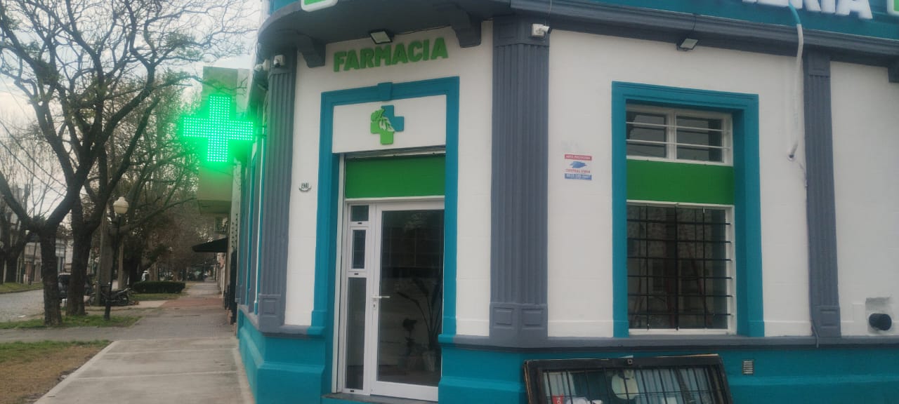 Instalación de frentes y aberturas en farmacia — Banfield, Zona Sur